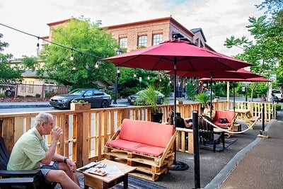 Parklet dinning in the folsom historic district